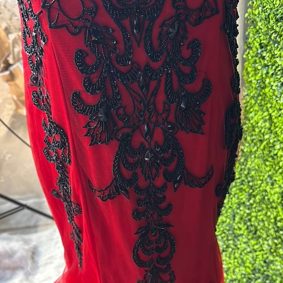 Elegant Red and Black Evening Gown Size 15 16 - Picture 11 of 17